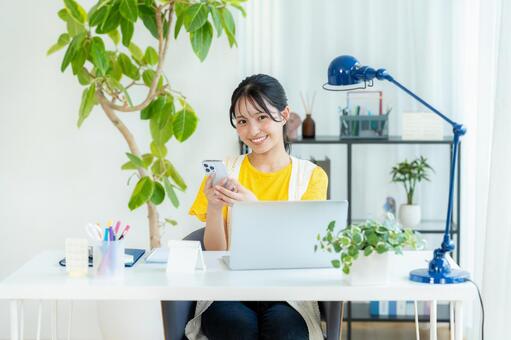 スマホを見る若い女性 スマホ,笑顔,若い女性の写真素材