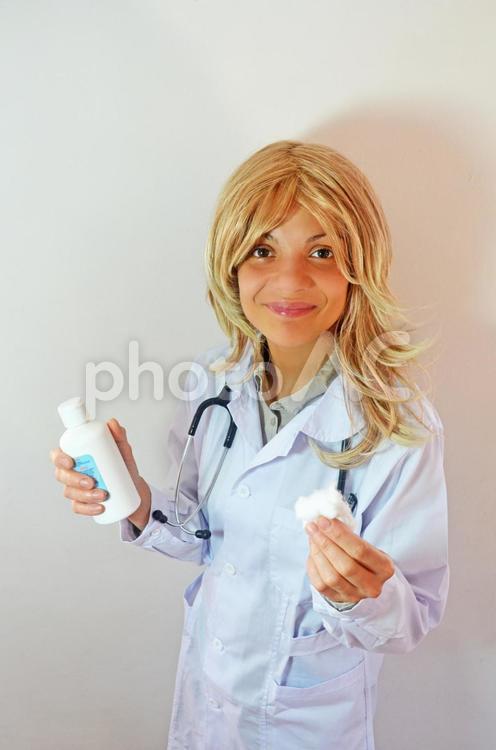 白背景　スペイン人　薬品を持っている医者３ 女性,若い,医者の写真素材
