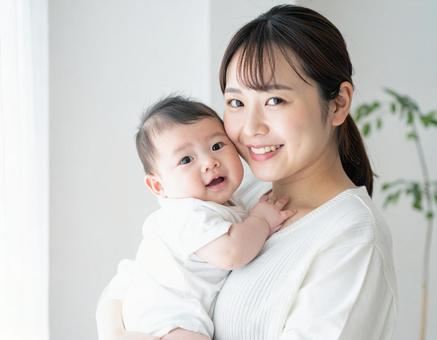赤ちゃんを抱っこするお母さん 赤ちゃんを抱っこするお母さんの写真