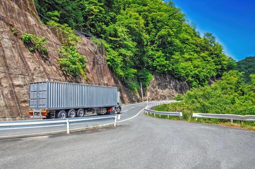 勾配のあるカーブを抜ける輸送用トラック トラック,山道,カーブの写真素材