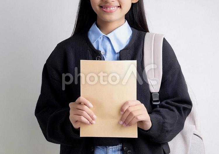手紙を持った笑顔の女子学生 学生,女子学生,笑顔の写真素材