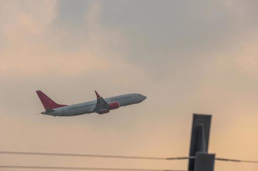 マジックアワーの空港シルエット マジックアワーの空港シルエット 飛行機,航空機,旅客機の写真素材
