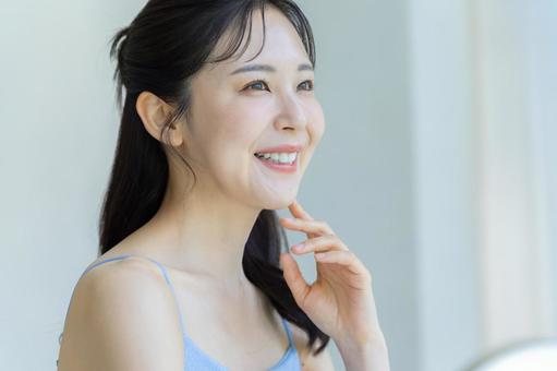 スキンケアをする女性 スキンケアをする女性 美容,ビューティー,女性の写真素材