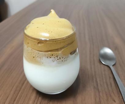 ダルゴナコーヒー ダルゴナコーヒー 自宅,飲み物,グラスの写真素材