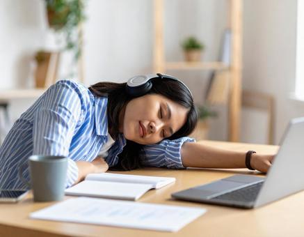 居眠りする女性 居眠りする女性の写真