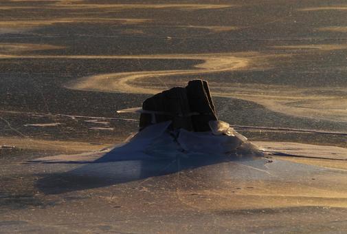 凍った朝の湖 凍った朝の湖の写真