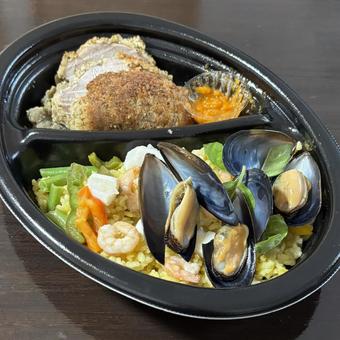 魚介のパエリアと豚肉のパン粉焼きの弁当 魚介のパエリアと豚肉のパン粉焼きの弁当 弁当,パエリア,パエジャの写真素材