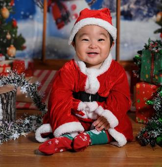 子どもサンタ サンタクロース,クリスマス,子どもの写真素材