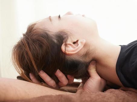 Japanese woman receiving neck massage, tutta la casa, collo rigido, massaggio, JPG