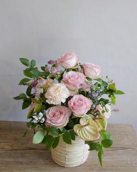 ボタニカルでフレッシュなベリーの花かご ボタニカルでフレッシュなベリーの花かご バラ,ブルーベリー,りんどうの写真素材