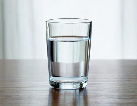 水が入った透明なガラスのコップ1の写真