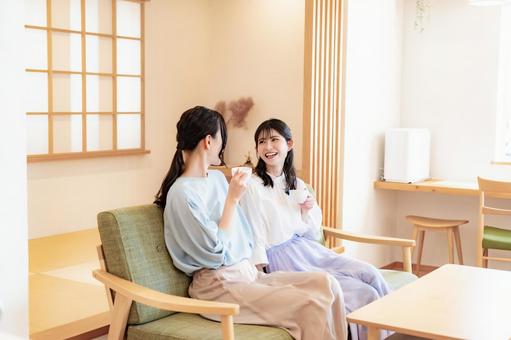 ソファで笑顔の女性二人 女性,友達,友人の写真素材