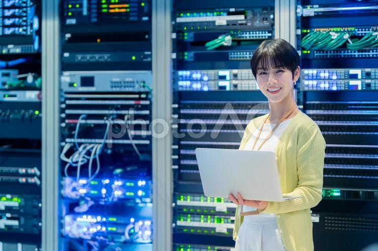サーバーをメンテナンスをするエンジニア エンジニア,サーバールーム,seの写真素材