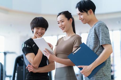 スポーツジムでトレーニングをする若い男女 スポーツジム,フィットネス,ダイエットの写真素材