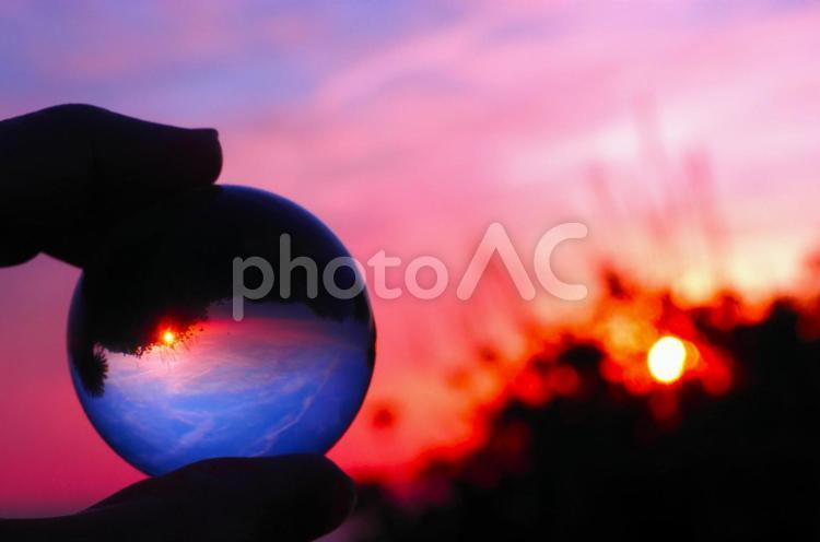 ガラスボールに夕焼け空を映し込む 夕焼け,夕空,グローバルの写真素材
