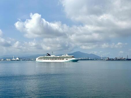 関門海峡を進む豪華客船 関門海峡,夏,下関の写真素材