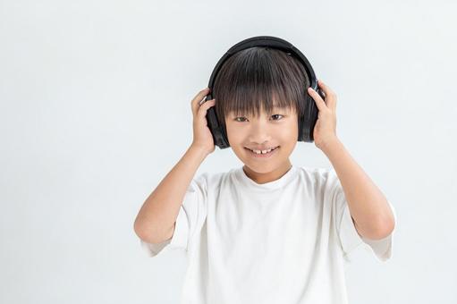 ヘッドフォンをした男の子 ヘッドフォンをした男の子 ヘッドフォン,男の子,白背景の写真素材