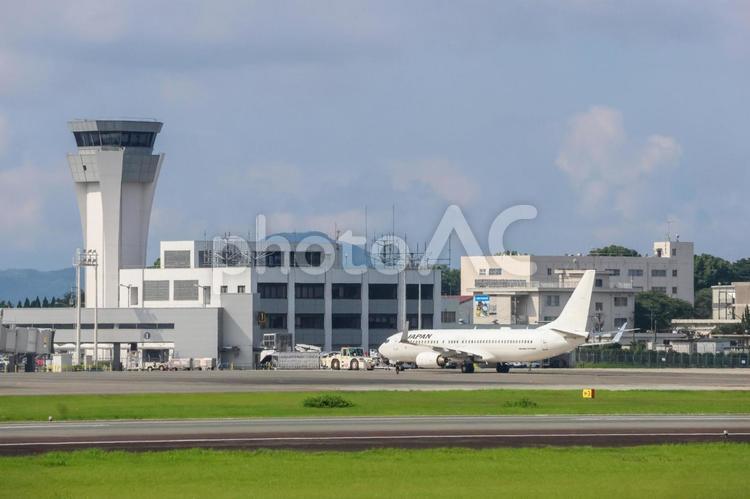 朝焼けの中で息をする翼 飛行機,航空機,旅客機の写真素材