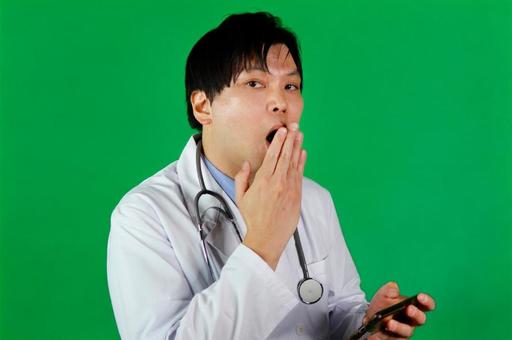 スマホ見て驚く医師 スマホ見て驚く医師 医師,男性,白衣の写真素材