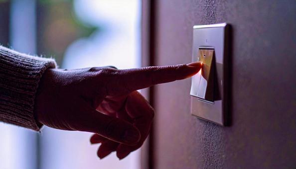 スイッチを押す日本人女性の手 スイッチを押す日本人女性の手の写真