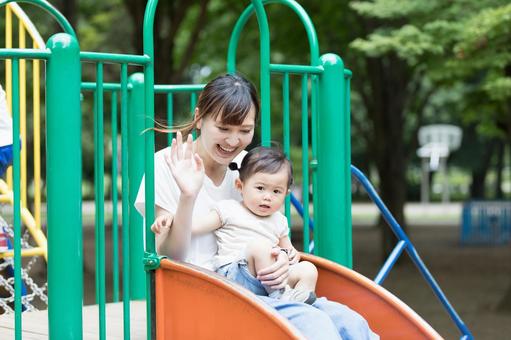 遊具で遊ぶ子供 遊具で遊ぶ子供 公園,女性,人物の写真素材