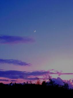三日月の夕暮れ 月,三日月,風景の写真素材
