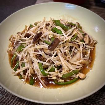 挽肉とモヤシとピーマンのピリ辛炒めの写真