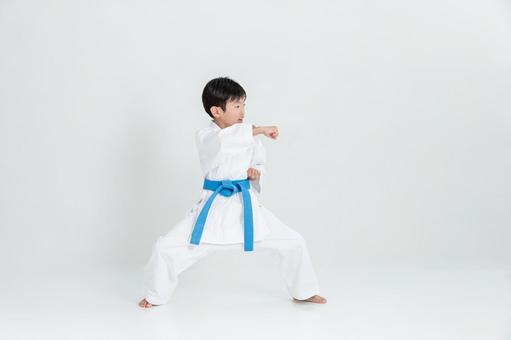 空手をする子ども 空手をする子どもの写真