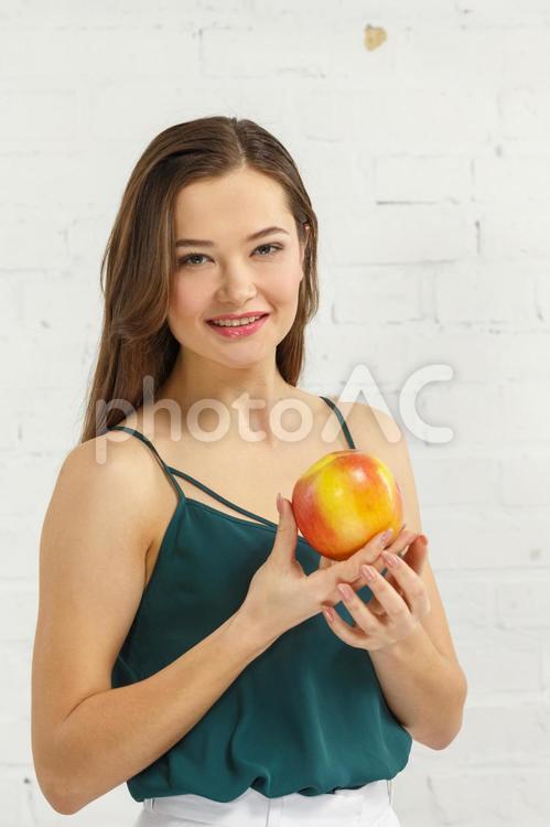 林檎を持つ女性 女性,外国人,ポートレートの写真素材