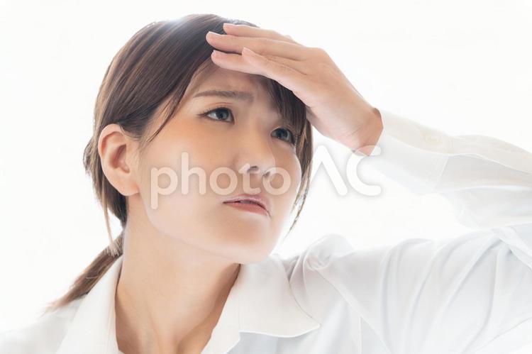 頭の痛い女性のイメージ 女性,おでこ,発熱の写真素材