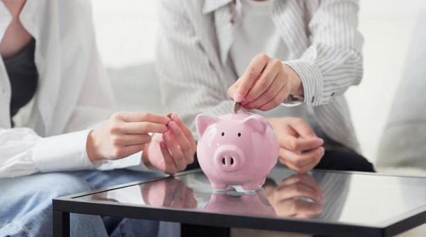 貯金箱にお金を入れるアジア人のカップル 貯金箱にお金を入れるアジア人のカップル 貯金,カップル,女性の写真素材