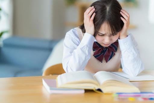 自宅で勉強中に悩む女子高生 自宅で勉強中に悩む女子高生 高校生,女子,勉強の写真素材