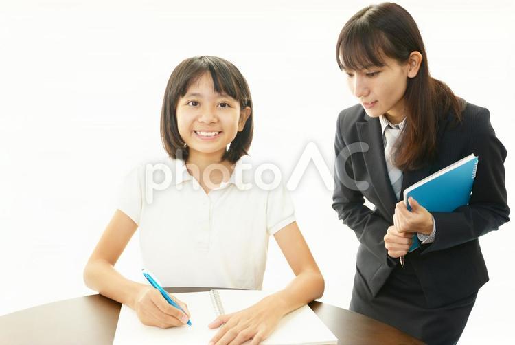 笑顔の教師と生徒 先生,生徒,女性の写真素材
