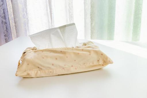 窓際の机に置かれたティッシュペーパー 窓際の机に置かれたティッシュペーパー ティッシュペーパー,窓,机の写真素材