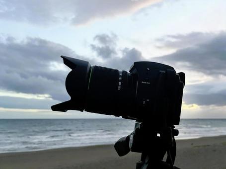 三脚にセットされた一眼レフカメラ 三脚にセットされた一眼レフカメラ 三脚,一眼レフカメラ,背景の写真素材