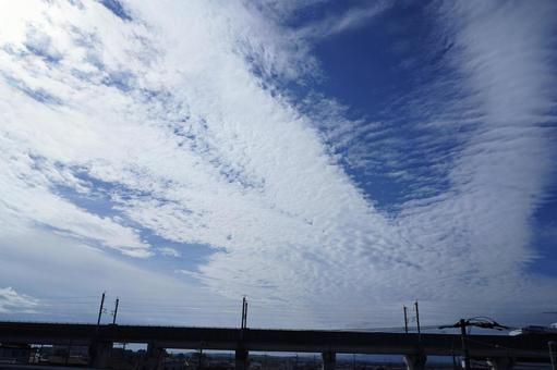 昼間の熊谷、R17の陸橋から見た空 青空,空,雲の写真素材