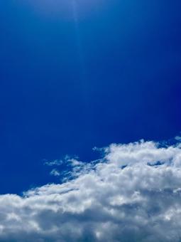 鮮やかな青空 鮮やかな青空の写真
