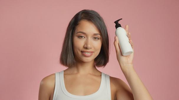 ポンプボトルを見せる女性 ポンプボトルを見せる女性 女性,外国人,アジア人の写真素材