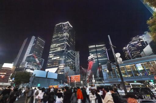 渋谷、スクランブルスクウェア界隈の夜景5 渋谷,渋谷スクランブル交差点,夜景の写真素材