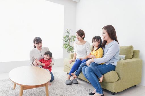 ママ友と子供たち ママ友と子供たち キッズスペース,乳児,集まるの写真素材