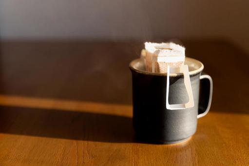 コーヒーを淹れている様子｜ドリップパック コーヒー,ドリップコーヒー,ドリップバッグの写真素材