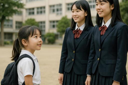 学校見学で制服姿の先輩に憧れる子ども 学校見学で制服姿の先輩に憧れる子どもの写真