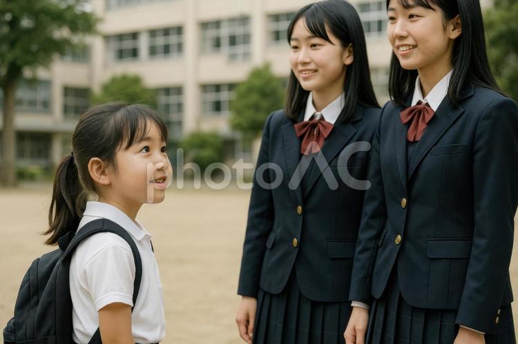学校見学で制服姿の先輩に憧れる子ども 中学受験,学校見学,制服の写真素材