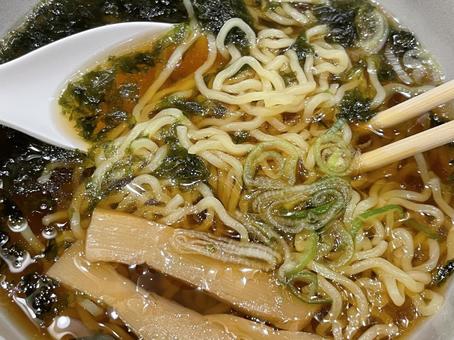 ラーメンを食べる ラーメンを食べる ラーメン,醤油ラーメン,麺の写真素材