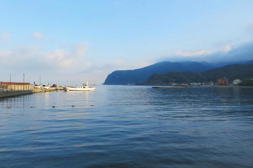 早朝の土肥海岸4(静岡県伊豆市) 土肥海岸,土肥岸壁,駿河湾の写真素材