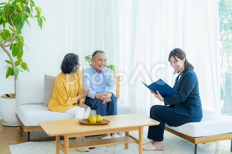 相談するシニア夫婦 シニア,夫婦,笑顔の写真素材