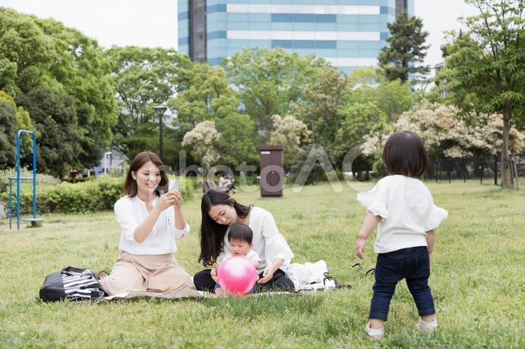 ママ友　母親　育児　 ママ友,公園,男性の写真素材