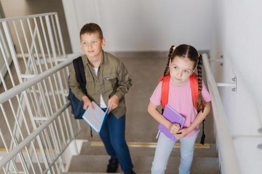 ノートを持って階段を登る生徒たち 男の子,女の子,子どもの写真素材