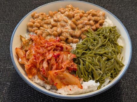 大雪前の昼食の納豆・めかぶ・キムチご飯 飯碗,納豆,めかぶの写真素材