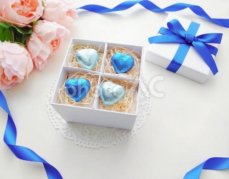 ホワイトデー　ハートとバラと青いリボン ホワイトデー,お返し,3月14日の写真素材